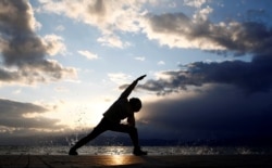 "Ni 'pozdrav suncu' ni 'poza ratnika', dva najosnovnija pokreta u jogi, ne pojavljuju se ni u jednom indijskom drevnom tekstu": Michelle Goldberg, autorka knjige o Indri Devi