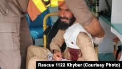 د رېسکیو ۱۱۲۲ یو روغتیايي کارکوونکی په امبولانس کې د ژوبل کس لومړنۍ طبي مرسته کوي - د جولای ۲۷مې انځور. 