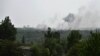 Fekete füst száll az égre a Donyecki területen fekvő Ocseretyine mellett 2024. április 28-án