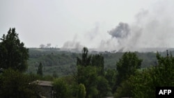 Fekete füst száll az égre a Donyecki területen fekvő Ocseretyine mellett 2024. április 28-án