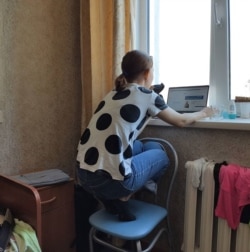 Ольга пытается работать, раздавая интернет с телефона