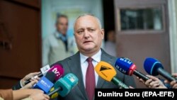 Fostul președinte Igor Dodon făcând declarații în fața jurnaliștilor