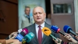 Fostul președinte Igor Dodon făcând declarații în fața jurnaliștilor