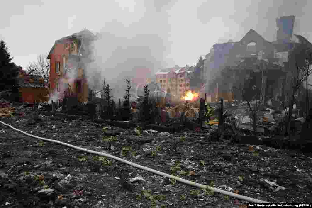 Вулиця всіяна уламками будівель