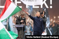 პეტერ მადიარი მიესალმება მხარდამჭერებს ბუდაპეშტში გამართულ მიტინგზე. 2025 წლის 15 მარტი.