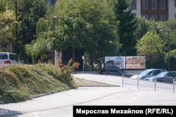  Върху оградата на комплекса има плакати, че се продават жилища. 