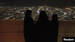 Иранки на покрив на телекомуникациски центар во Техеран во очекување на прославата на исламската револуција