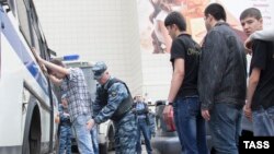 Мәскеу полициясы мигрант жұмысшыларды тексеріп жатыр. 30 шілде 2013 жыл