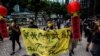 Militantul pentru democrație Raphael Wong protestează la Hong Kong, marcând 24 de ani de la retrocedarea fostei colonii britanice, Hong Kong, 1 iulie 2021.