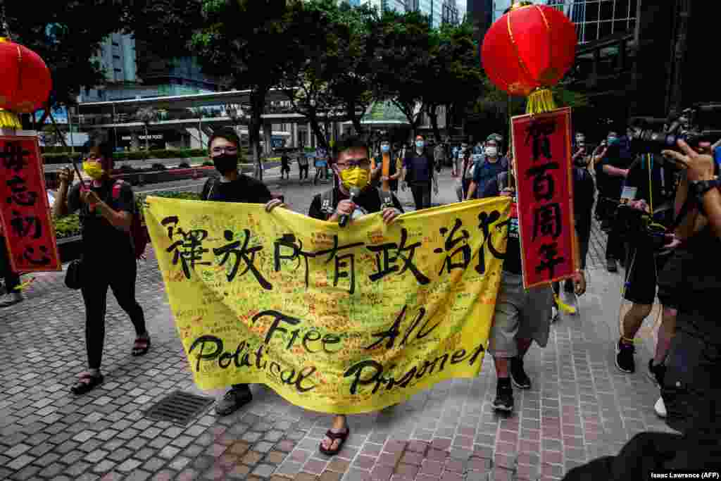 Protestatari în timpul festivităților aniversare comuniste din 1 iulie în Hong Kong. Marea Britanie a cedat Hong Kong-ul conducerii chineze în 1997, cu acordul că China va respecta autonomia și libertățile speciale ale Hong Kong-ului timp de 50 de ani. Acel angajament a fost încălcat și în 2020 a fost adoptată o nouă lege care incriminează &bdquo;incitarea la ură împotriva guvernului Chinei sau Hong Kong-ului&rdquo;. Această lege este folosită pentru a reține și a închide activiștii pro-democrație.