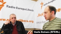 Petru Bogatu și Eugen Revenco în studioul Europei Libere