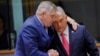 Robert Fico szlovák miniszterelnök és Orbán Viktor a brüsszeli EU-csúcson 2025. március 20-án