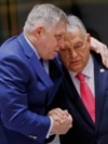 Прем'єр-міністр Словаччини Роберт Фіцо з премʼєром Угорщини Віктором Орбаном на саміті ЄС 20 березня 2025 року