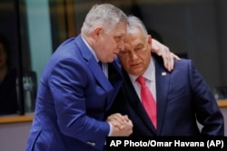 Robert Fico szlovák kormányfő Orbán Viktorral a 2025. március 20-i EU-csúcson