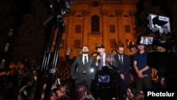 Armenia - Prime Minister Nikol Pashinian addresses supporters outside the parliament building in Yerevan, 3 October 2018.