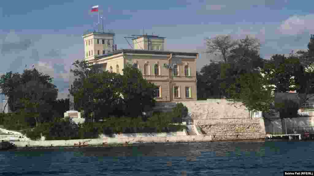 Адміністративна будівля порту. Над нею зведено прапор Росії, що окупувала півострів Крим