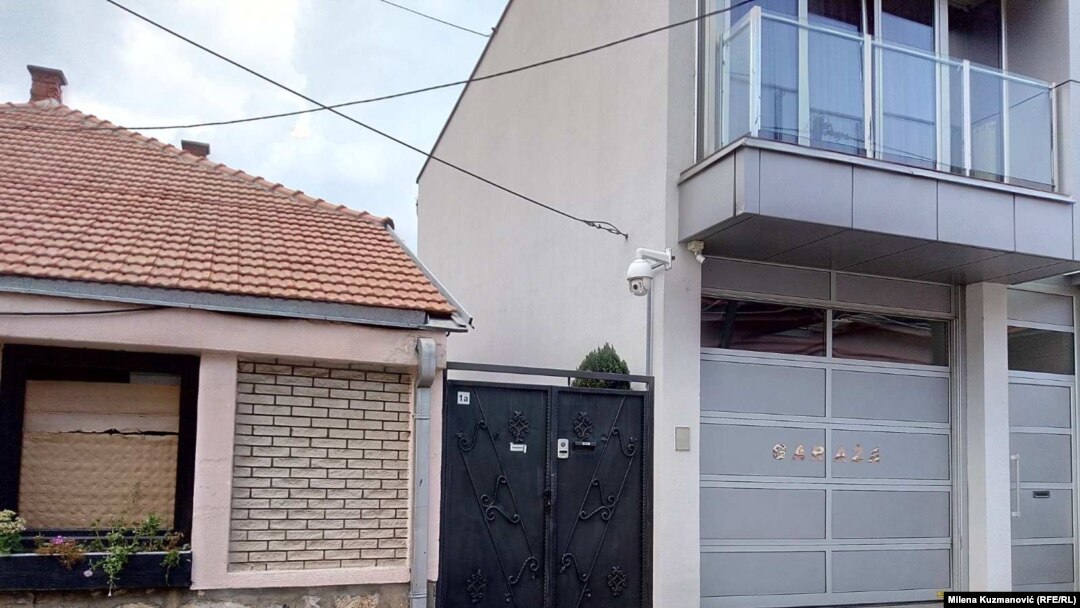 Porodična kuća ispred koje je eksplodirao džip. U eksploziji je oštećeno još jedno vozilo