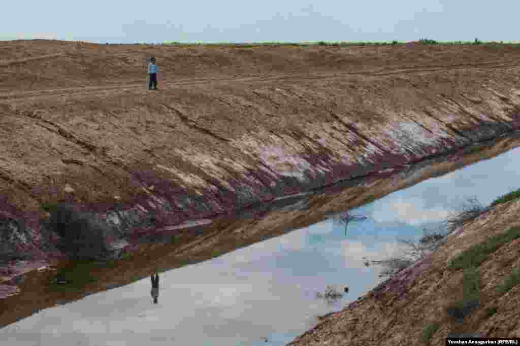 Turkmenistan has many man-made canals built to save groundwater supplies from the country&#39;s vast cotton fields. Now the government has plans to divert all the canals to feed the massive man-made Golden Age lake being constructed in the Karakum Desert. Critics say the water is likely to evaporate in the arid conditions, leaving behind a toxic residue of cotton-era fertilizers and pesticides. 