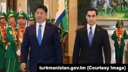 Türkmenistanyň prezidenti Serdar Berdimuhamedow (sagda) we Mongoliýanyň prezidenti Uhnaagiýn Hurelsuh. Aşgabat. Oktýabr, 2024 ý.