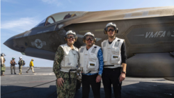 از راست: جرد کوشنر و استیو ویتکاف، مشاوران دونالد ترامپ، و برد کوپر، فرمانده سنتکام، روی عرشهٔ ناو آبراهام لینکلن