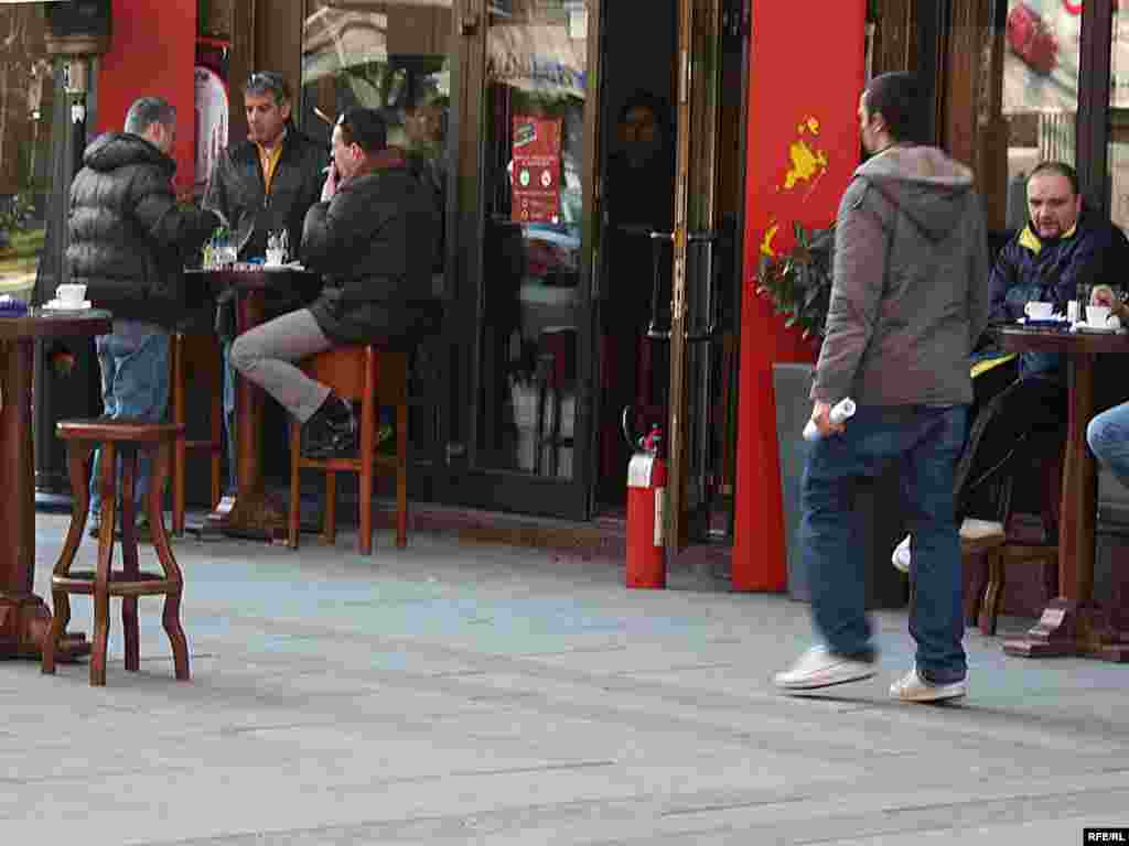 Пушачите надвор од кафулињата - Некои од угостителите имаат изнесено и маси за муштериите пушачи, кои на минусни температури седат надвор пред локалите