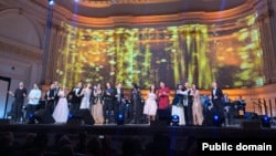 Концерт "Туган җирем — Татарстан" җырын күмәкләшеп башкару белән тәмамланды