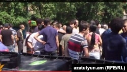 Протестующие на проспекте Баграмяна, Ереван, 29 июня 2015 г.