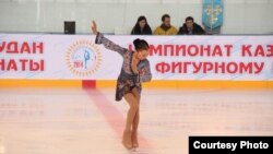 Юная фигуристка Элизабет Турсынбаева выступает на чемпионате Казахстана.