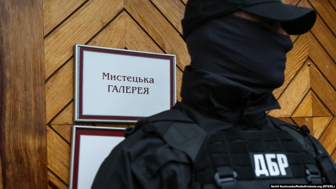 Працівники спецпідрозділу ДБР в музеї Гончара, Київ, 26 травня 2020 року