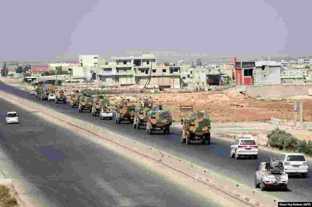 نیروهای ارتش ترکیه در آزادراه بین دمشق و حلب، شمال ادلب. ۲۹ اوت ۲۰۱۸.&nbsp;خبرگزاری فرانسه می&zwnj;گوید ترکیه دست&zwnj;کم ۱۲ &laquo;پایگاه نظارتی&raquo; در ادلب دارد. &nbsp;