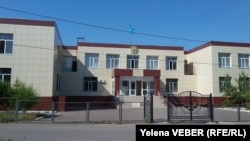 У здания суда в городе Шахтинске Карагандинской области.
