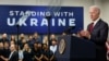 Президент США Джо Байден выступает с речью о военной помощи Украине во время визита на оружейный завод Lockheed Martin, на котором производят противотанковые ракеты Javelin. Трой, штат Алабама, 3 мая 2022 года