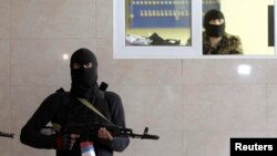 Украинаның шығысында соғысып жүрген сепаратистердің бірі. Көрнекі сурет.