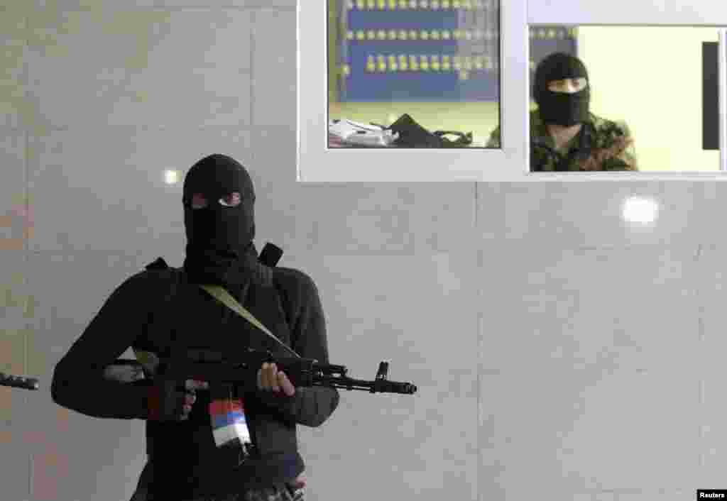 Проросійські бойовики у будівлі обласної прокуратури в Луганську, 30 квітня 2014 року