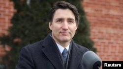 Justin Trudeau kanadai miniszterelnök Rideau Cottage-i rezidenciáján bejelenti lemondását Ontario államban, Ottawában 2025. január 6-án