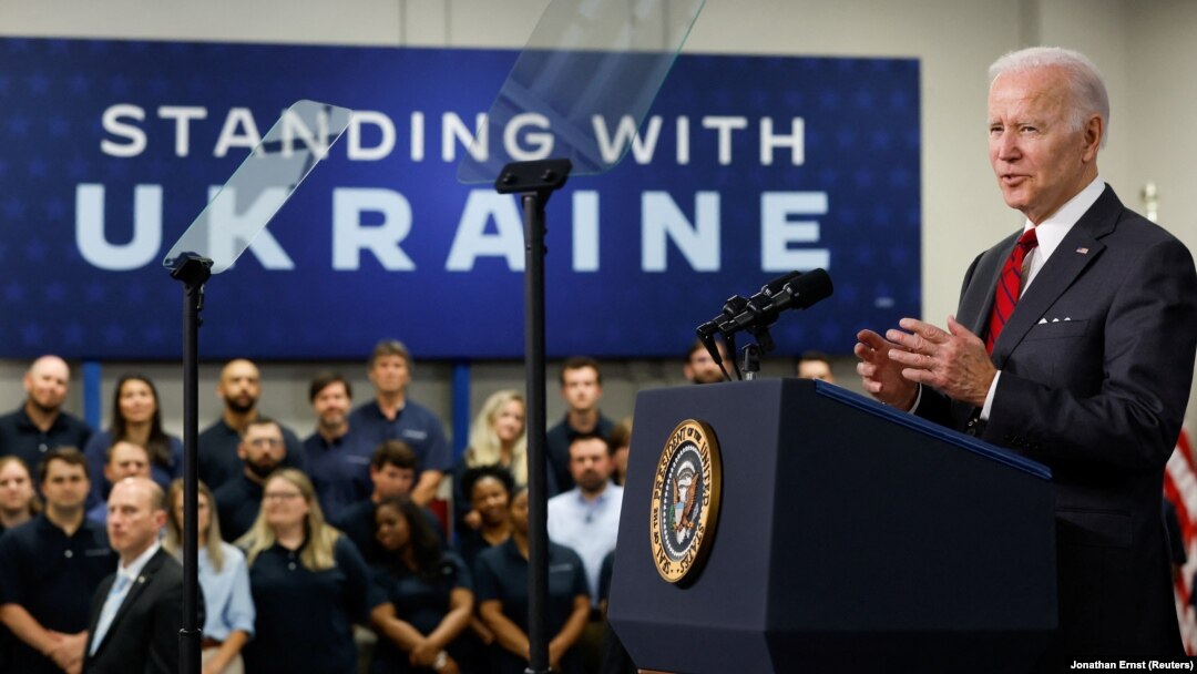Joe Biden le-a explicat americanilor într-un editorial de ce e în interesul lor național ca SUA să sprijine Ucraina și, astfel, stabilitatea Europei. (Imagine din 3 mai de la o fabrică de armament din Troy, Alabama)