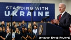 Joe Biden le-a explicat americanilor într-un editorial de ce e în interesul lor național ca SUA să sprijine Ucraina și, astfel, stabilitatea Europei. (Imagine din 3 mai de la o fabrică de armament din Troy, Alabama)