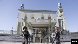 Policija ispred Al Zahra džamije u Kabulu, nakon samoubilačkog napada 16. juna 2017. Pet ljudi je stradalo.