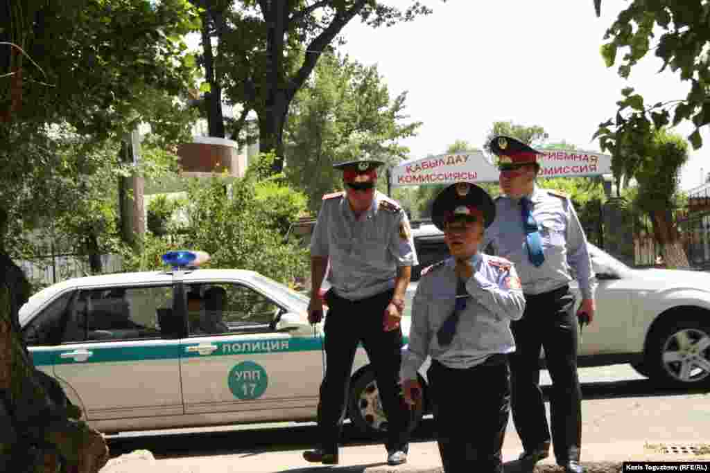 В результате объединения служб дорожной полиции и патрульной полиции с 1 ноября в Казахстане начало работу управление административной полиции, сотрудников которой называют «универсальными полицейскими». Работа полицейских в последнее время часто подвергается критике со стороны СМИ и властей Казахстана. Некоторые отмечают, что в народе растет недоверие к образу полицейских как «стражей порядка». По количеству полицейских Казахстан, согласно исследованию агентства Bloomberg, находится на шестом месте в мире. По подсчетам, на каждые 100 тысяч казахстанцев приходится 444 полицейских.