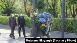 Посол України в Чехії Євген Перебийніс покладає квіти до пам'ятника воїнам Червоної Армії на Ольшанському кладовищі. Прага, 8 травня 2021 року