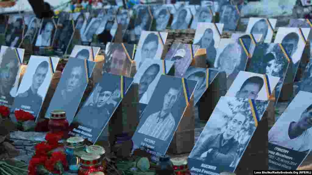 Киевте 2014 жылы ақпанда сол кездегі билікке наразылық шеруі кезінде қаза тапқандардың ("Небесная сотня") суреттері.