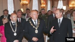 Слева направо: Спикер Московской городской думы Владимир Платонов, мэр Москвы Юрий Лужков и президент Владимир Путин, июль 2007
