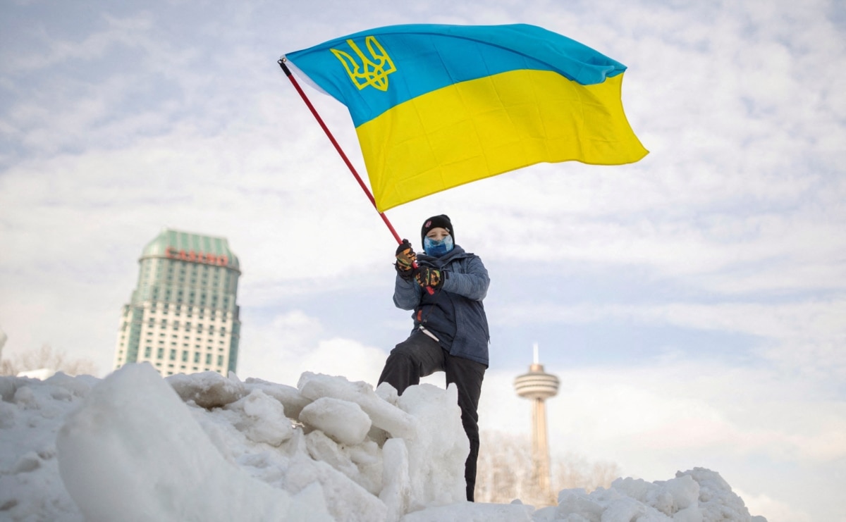 Під час акція на підтримку України і проти агресії Росії. Ніагарський водоспад, Канада, 30 січня 2022 року