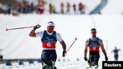 Казахстанец Ербол Хамитов пересекает финишную прямую. 10 марта 2026 года