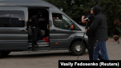 Журналістів посадили в мікроавтобус і повезли в невідомому напрямку «для перевірки документів»