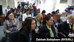 Кыргыз журналисттери Жогорку Кеңеште. 31-март, 2014-жыл. 