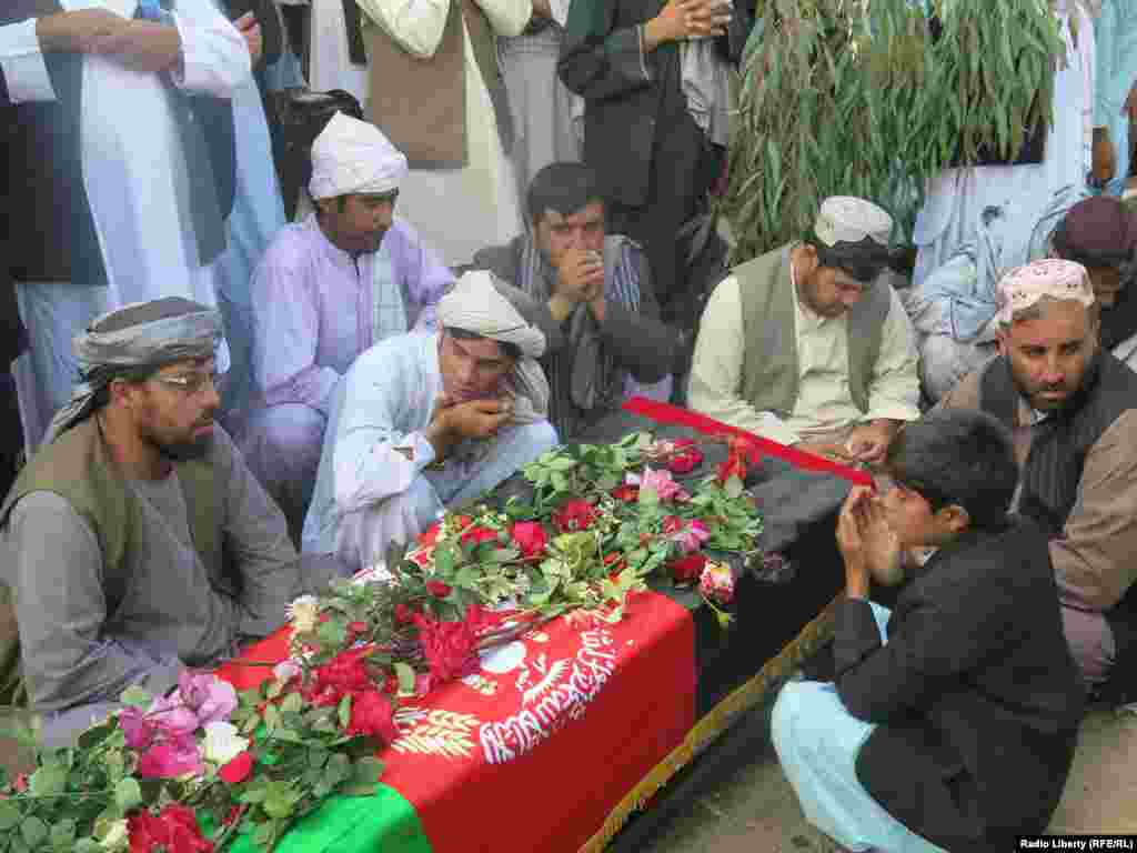 په کندهار کې د وژل شوي مرستیال والي عبدالقدیم پتیال تابوت د افغانستان په ملي بېرغ کې نغښتی 