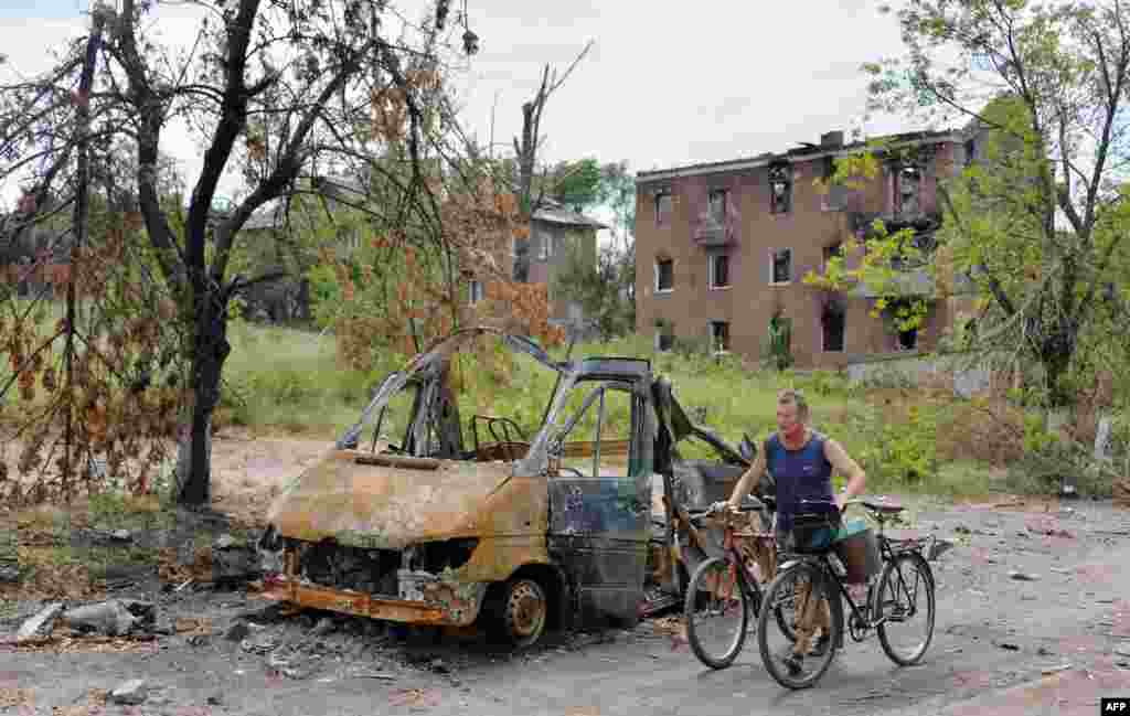 Місцевий мешканець у селі Семенівка, під Слов&#39;янськом, 13 липня 2014 року