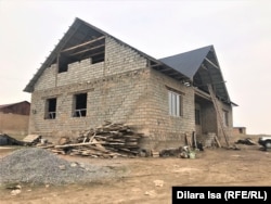 Меруерт Максутова живет с семьей в этом недостроенном доме. Шымкент, 10 марта 2021 года.
