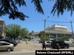 ასე გამოიყურება ადგილი, სადაც თბილისის მერიის განმარტებით ესტაკადა გაივლის. მარცხნივ - ფოსტის შენობა, მარჯვნივ - თბილისი ცენტრალი